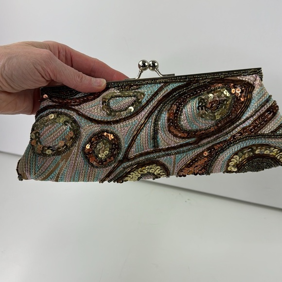 Evening Bag - Paisley Sequined Clutch Bag with Chain Crossbody Bag - Kiss Closur - Picture 7 of 9